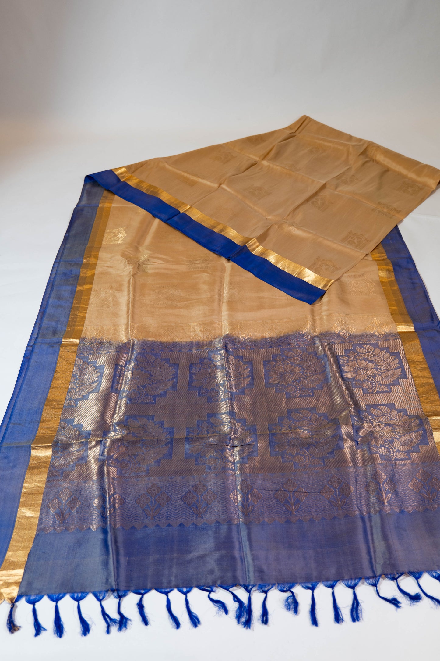 Kandpushp~ Off-White & Lilac Pure Silk Kanjivaram Saree – Grace from Tamil Nadu’s Looms