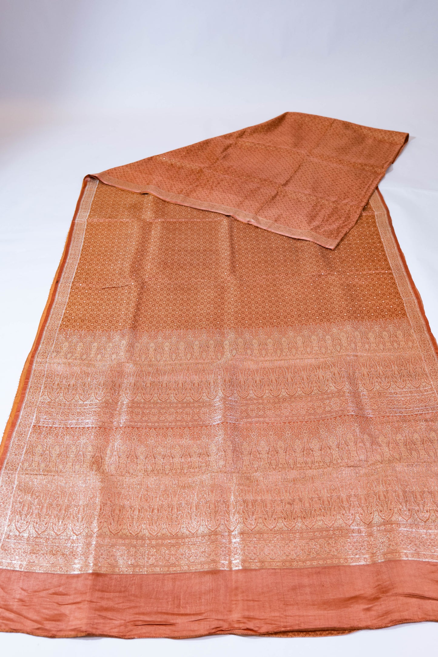 Surajmukhi~ Peach Tanchoi Banarasi Saree – Soft Elegance from Varanasi’s Looms