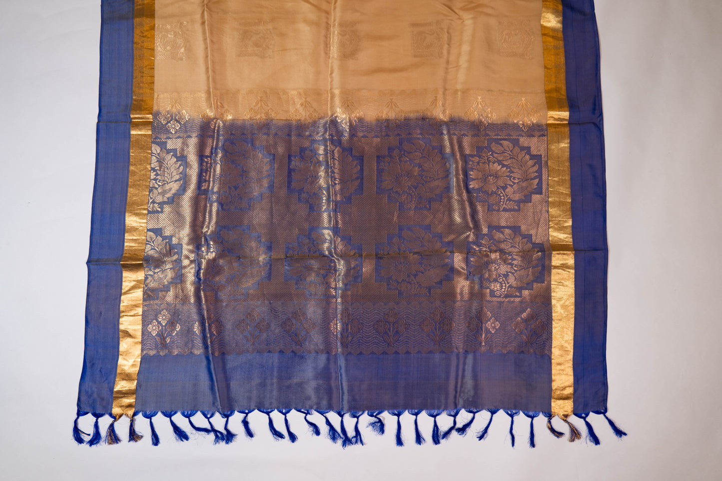 Kandpushp~ Off-White & Lilac Pure Silk Kanjivaram Saree – Grace from Tamil Nadu’s Looms